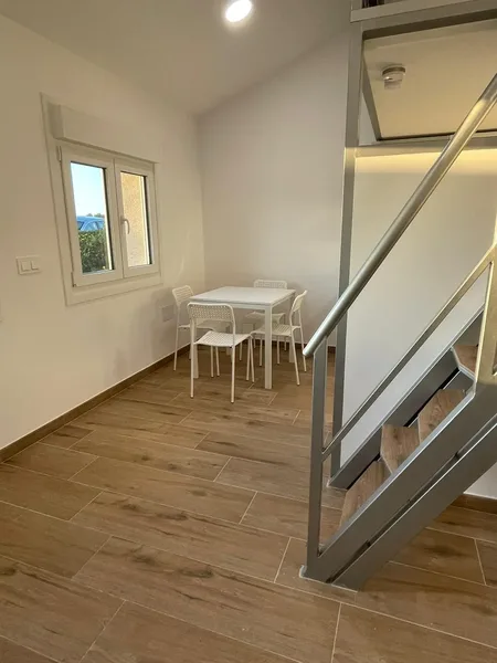 Comedor con escalera