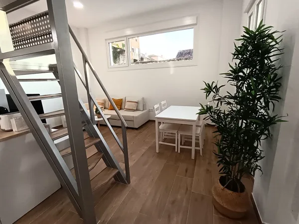 Escalera y salón