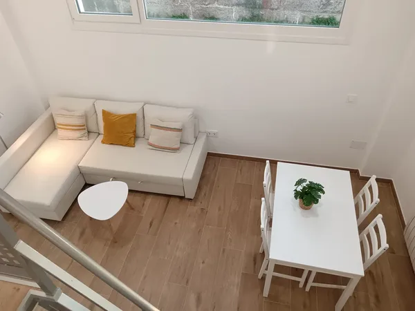 Sofá cama y comedor desde arriba